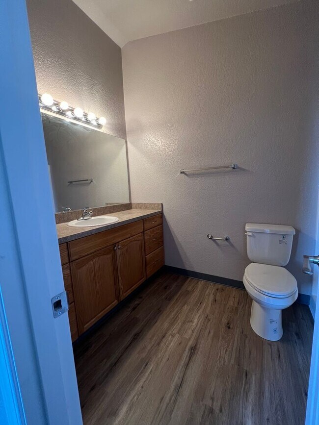 Foto del edificio - 3 bedroom, 2 bathroom - 3 plex - 2 story