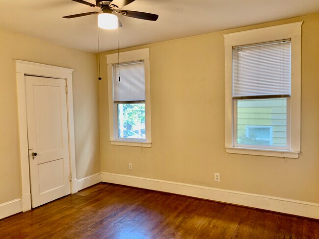 El primer dormitorio tiene buena iluminación. - 834 Briarcliff Rd NE