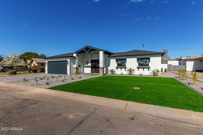 Building Photo - 3010 E Glenrosa Ave