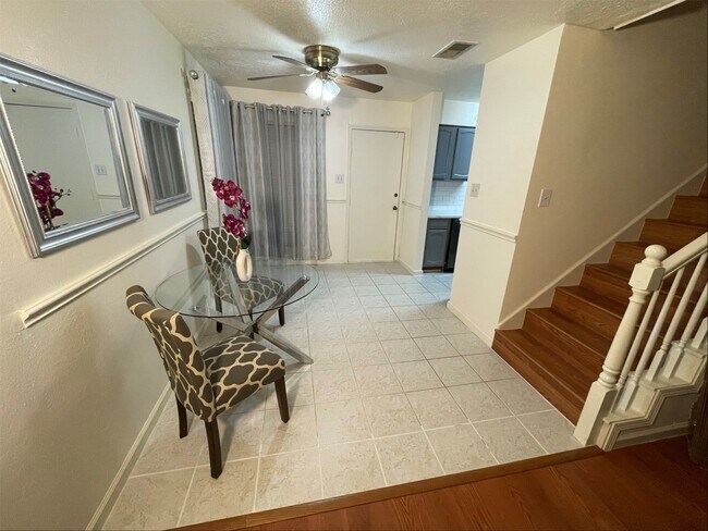 Building Photo - 1323 River Rock Dr