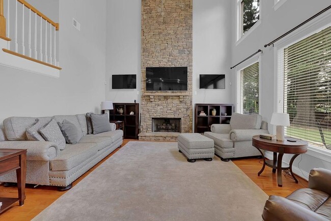 Building Photo - 12595 Crabapple Chase Dr