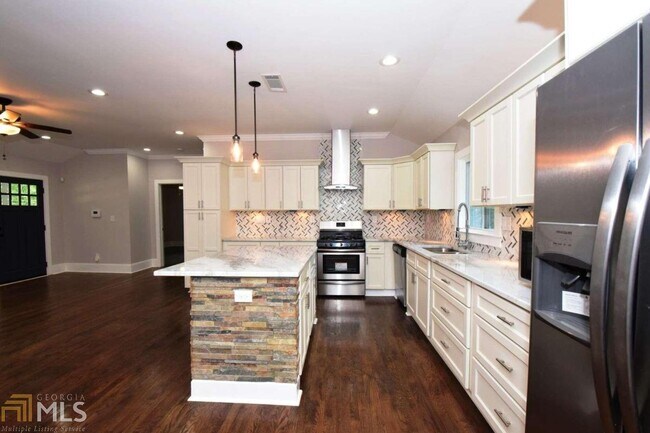 Building Photo - 3002 Laguna Dr