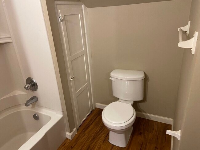 Armario para ropa blanca de baño - 522 Fleming St