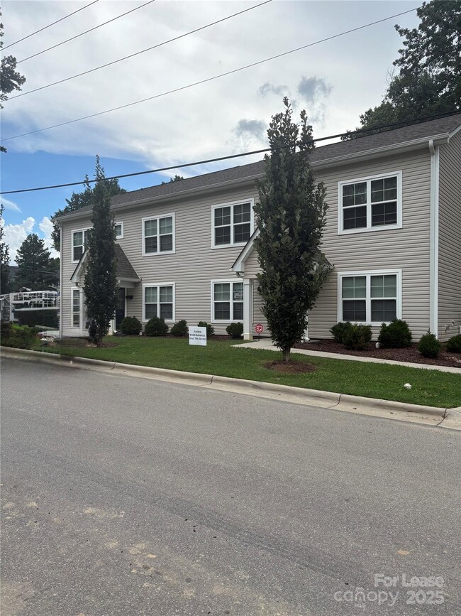Building Photo - 4959 Hillsboro Ave