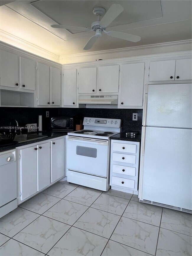 Building Photo - 720 Burgundy L