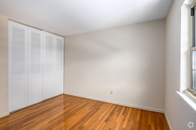 2 habitaciones, 1 baño - 1063 pies cuadrados - Dormitorio principal - Berdan Court