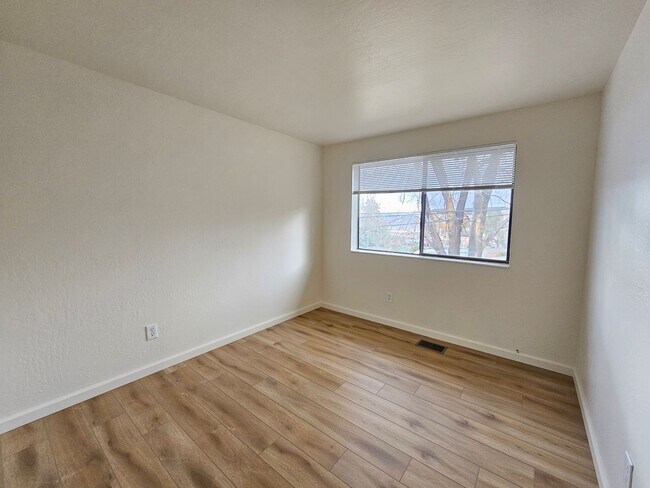 Foto del edificio - Newly Renovated Townhome Close To UNR - Central Air
