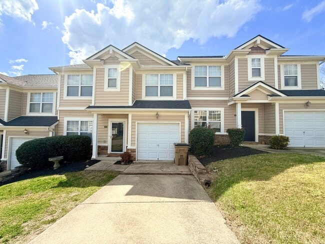 Beautifully Renovated 3 Bedroom 2.5 Bath Townhome with Garage! Pet Friendly! - Beautifully Renovated 3 Bedroom 2.5 Bath Townhome with Garage! Pet Friendly!