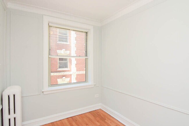 Building Photo - 545 W Surf St