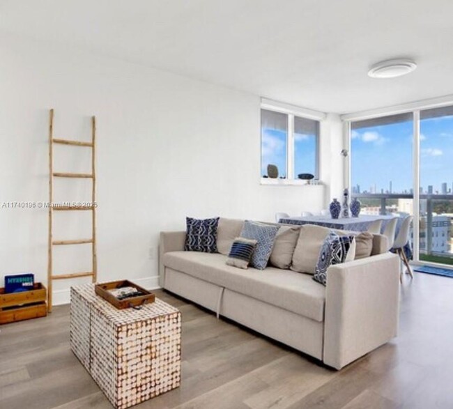 Building Photo - 2457 Collins Ave