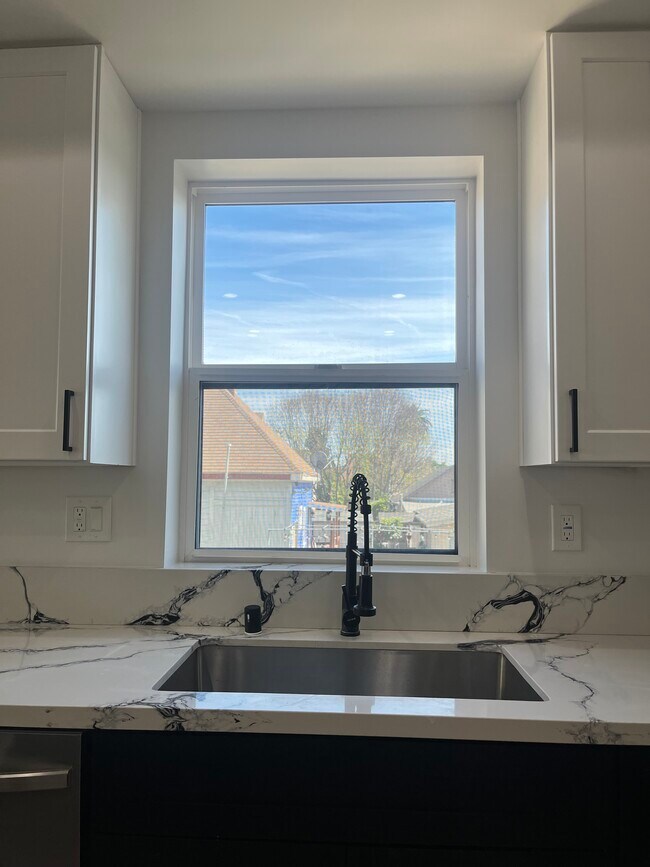 Foto del edificio - 214 1/2 W 29th St