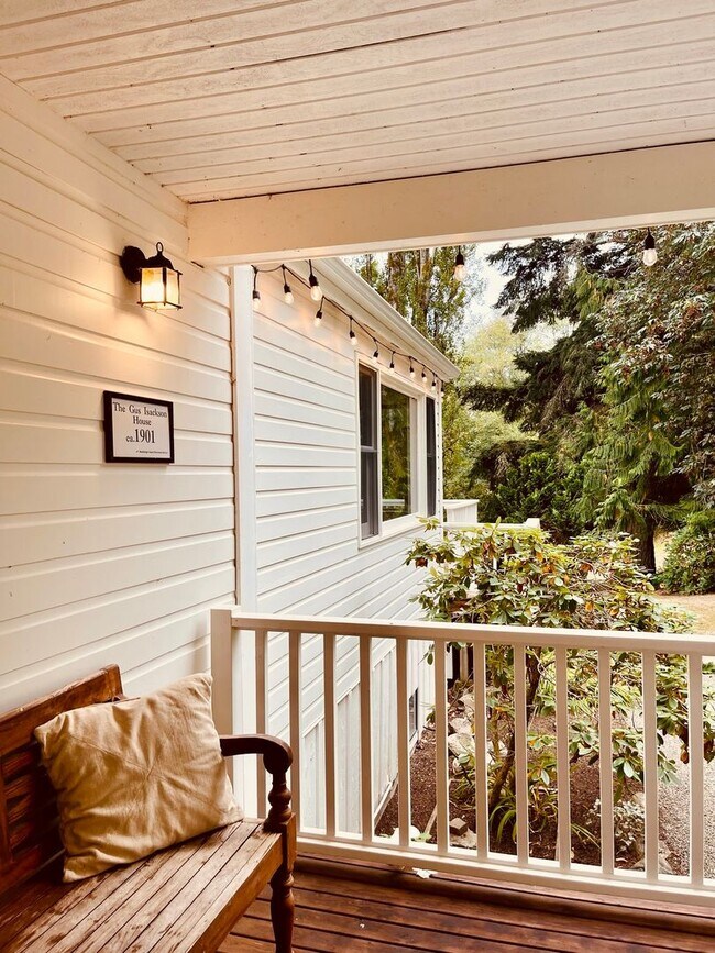 Foto del edificio - This MAGICAL Bainbridge Island farm is now...
