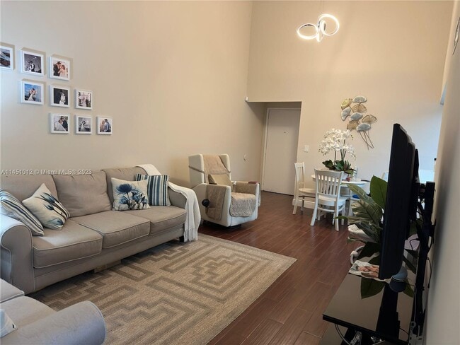 Foto del edificio - 9417 Fontainebleau Blvd