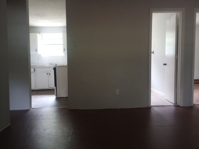 Building Photo - 3 Bedroom 1 Bathroom