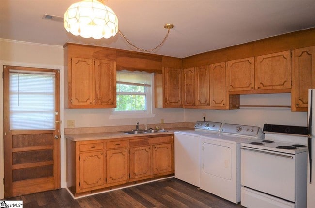 Building Photo - 125A White Oak Dr