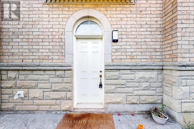 Building Photo - 28 Lavallee Cres