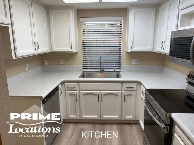 Building Photo - Updated Roseville 2 bedroom 2 bath Gem