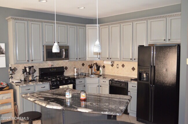 Building Photo - 24 Uxbridge Dr