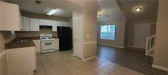 Foto del edificio - 2214 Hidden Creek Dr