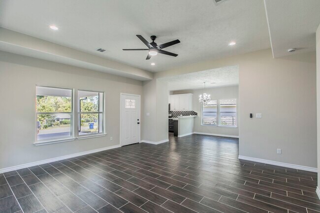 Foto del edificio - 15591 Arrowhead Loop W