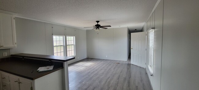 Building Photo - Mobile home in Country Setting