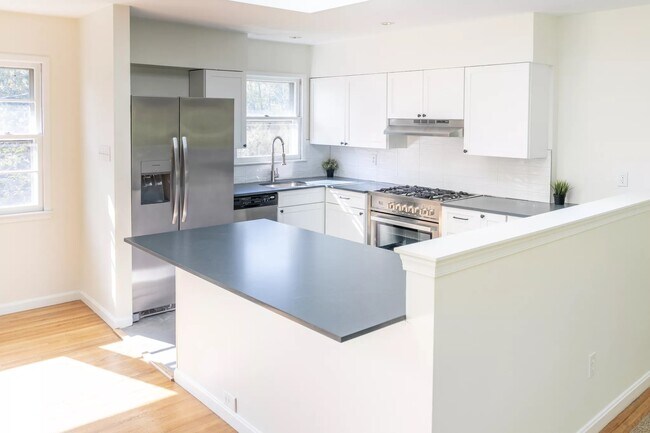 Foto del edificio - 6503 Byron Ave
