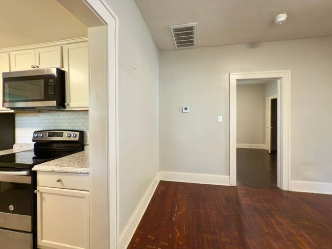 Building Photo - 2 Bedroom 1 Bathroom Bungalow