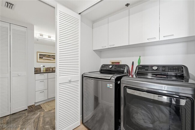 Foto del edificio - 6585 Nicholas Blvd