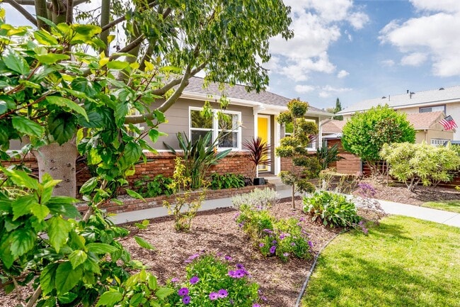 Photo - South of Conant 3 Bedroom, 1 Bath Home on over 5000 Square Feet, an entertainers dream!