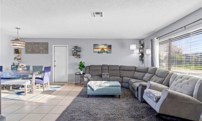 Foto del edificio - 12561 Shamrock Ave