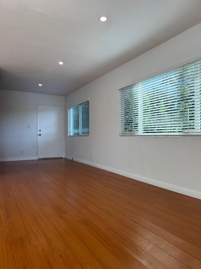 Foto del edificio - 5708 Woodman Ave