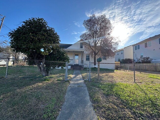 Foto del edificio - Charming 2-Bedroom Duplex in Broaddus Manor