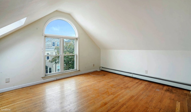 Building Photo - 4 br, 1 bath Triplex - 17 Sachem St 3