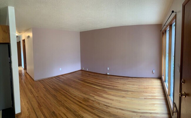 Foto del edificio - $2,500 Three Bedrooms, One Bath Home with Private Back Yard, Ready To Lease!