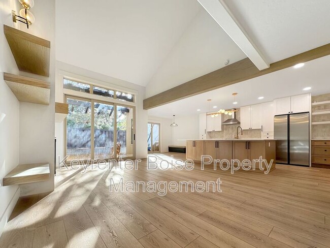 Building Photo - 832 E Riverpark Ln