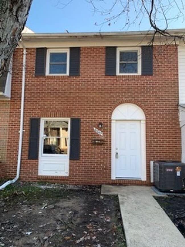 Building Photo - 46849 Flower Dr