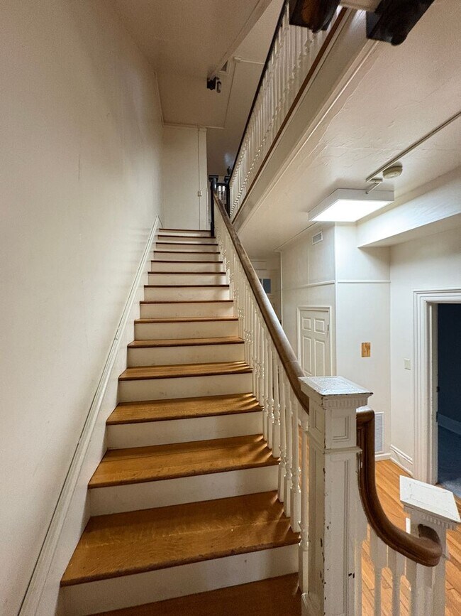 Building Photo - Spacious apartment in Lynchburg close to University of Lynchburg!