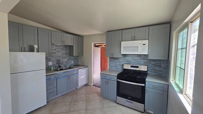 Foto del edificio - 336-338 DAISY AVE
