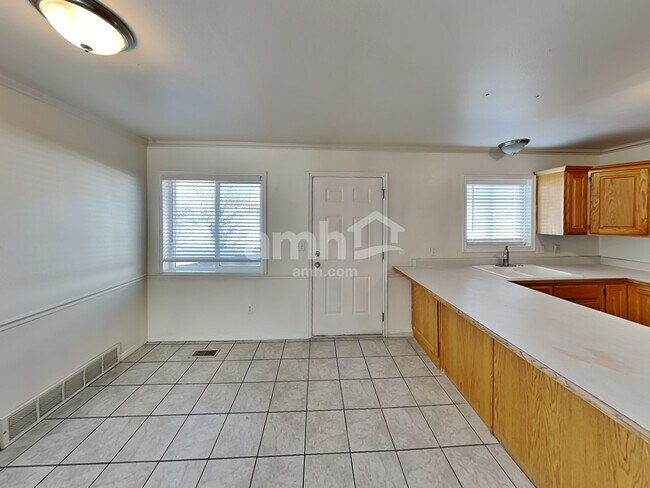 Building Photo - 523 E Center St