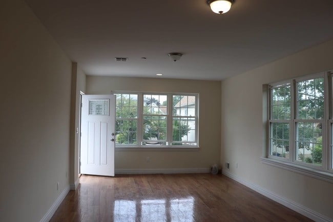 Building Photo - 405 Davis Ave