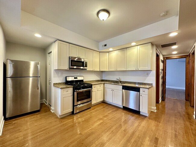 Foto del edificio - 3050 N Milwaukee Ave