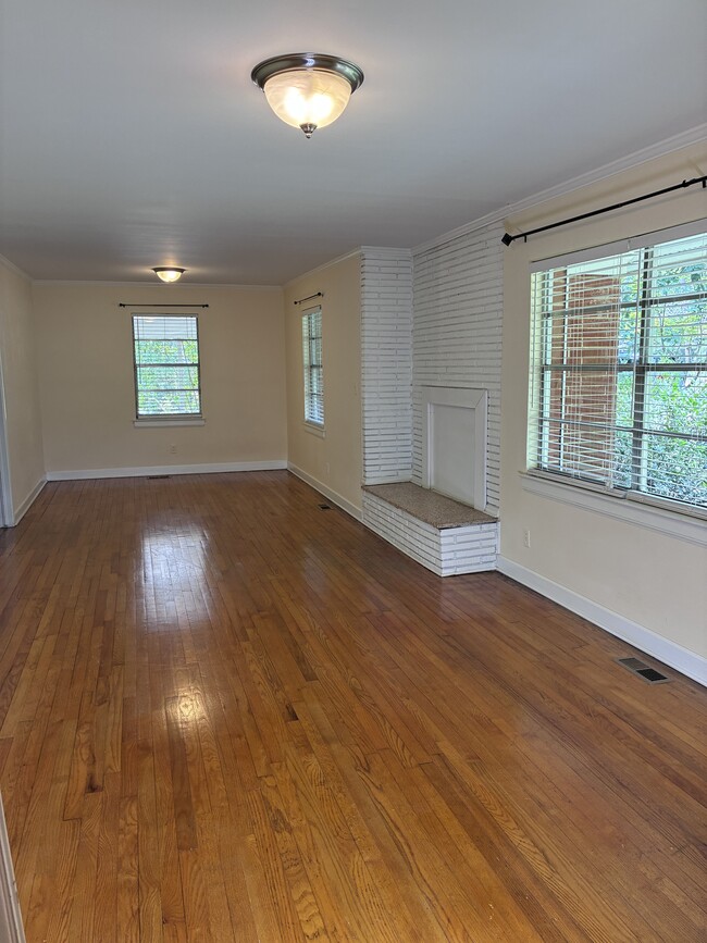 Building Photo - 3649 Pineview Cir