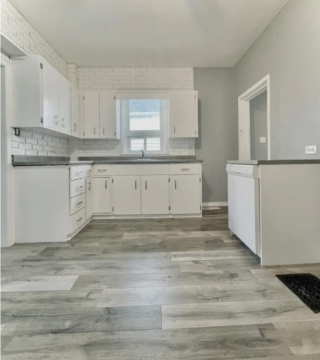 Building Photo - Spacious 2 Bed / 1 Bath House| $1999/month - Parking Included