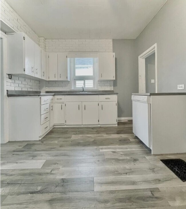 Photo du bâtiment - Spacious 2 Bed / 1 Bath House| $1999/month - Parking Included