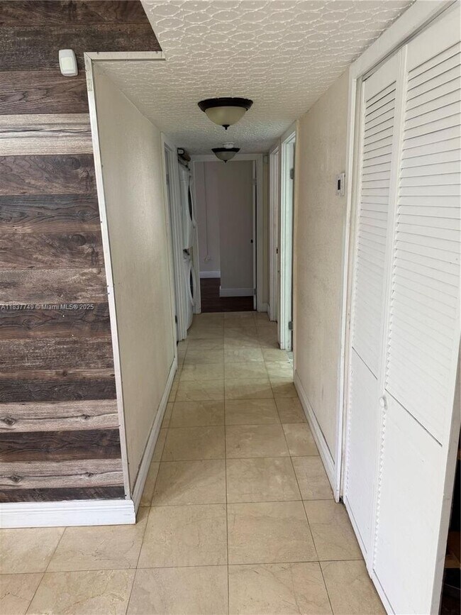 Foto del edificio - 600 NW 214th St
