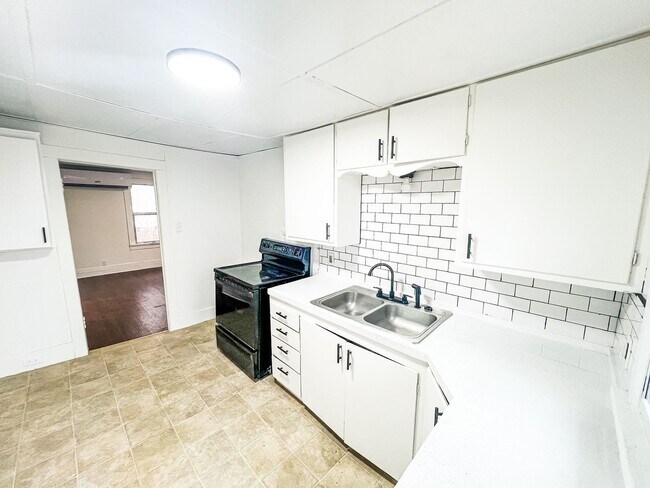 Foto del edificio - Charming 2 Bed, 1 Bath Home with Modern Kitchen