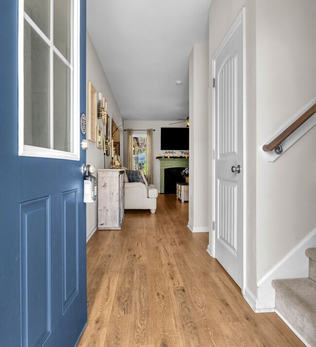 Building Photo - 4 bedroom 2.5 bathroom home close to beaches, shopping, and Marine Corps Bases.