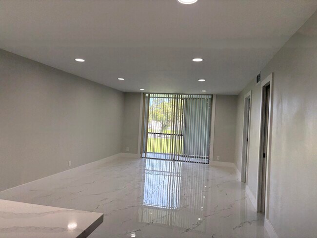 Building Photo - 700 S Hollybrook Dr