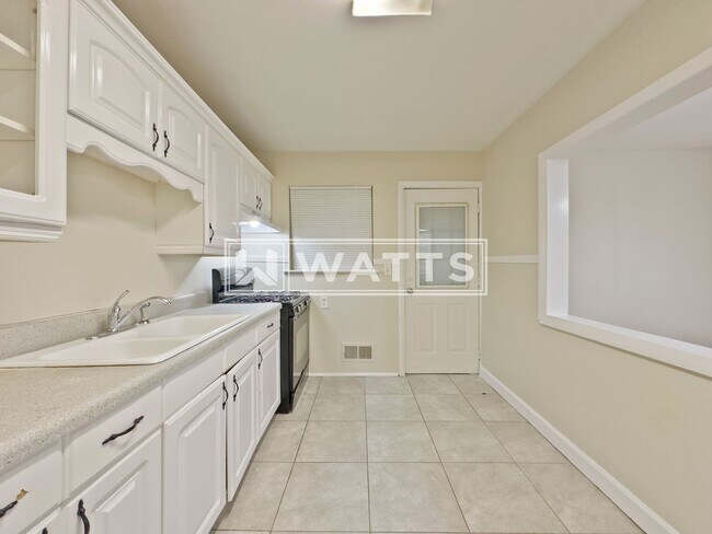 Foto del edificio - 4-Bedroom, 1.5-Bath Home in Hueytown