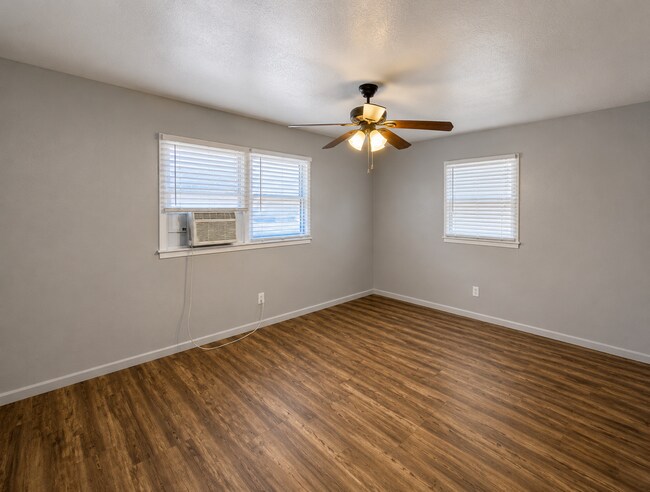 Building Photo - "Charming 2-Bed Oasis in Lubbock – Cozy Living at 1712 45th Street!"